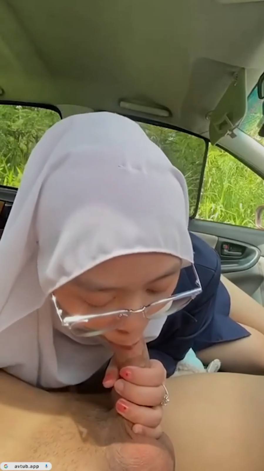 Awek Kacamata Malay Tudung Putih Seks di Mobil Squirt