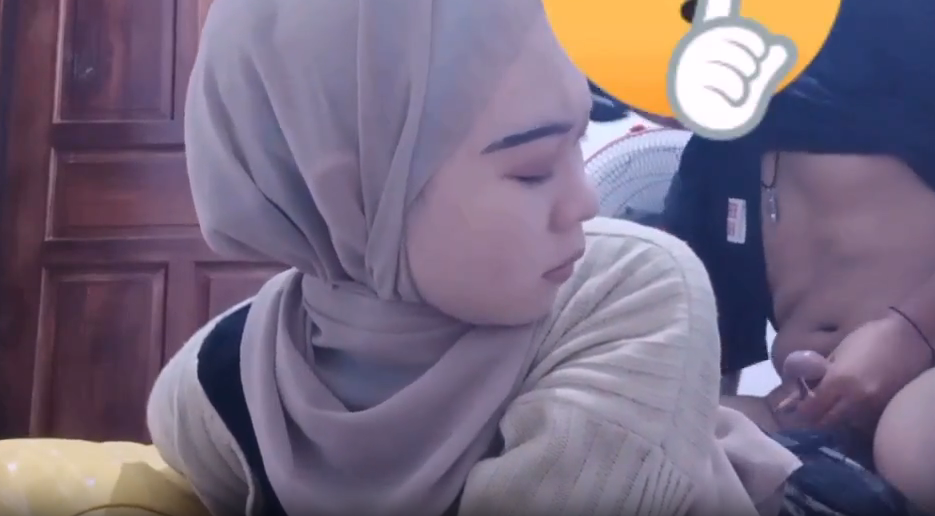 Cewek Jilbab Cantik Pasrah Ngewe Sama Kakak Sendiri