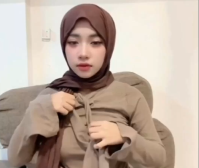 Konten Viral Laura Jilbab Colmek Bikin Sange