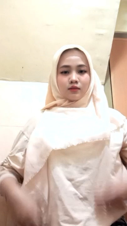 Cewek Hijab Pamer Puting Mulus Disosmed
